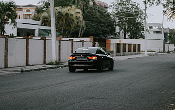 černé auto, prázdná ulice, příměstský život, obytné ulice, Klidná čtvrť, městské ulice, elegantní auto, řízení auta, předměstská scéna, obytné oblasti, klidná ulice