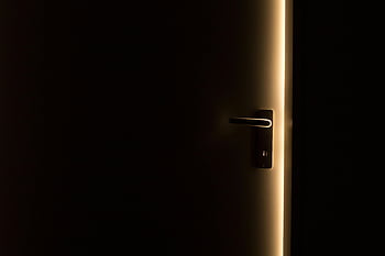 Dunkelkammer, Tür leicht ajar, glühendes Licht, Stahl Türgriff, Tür öffnen, Innenbeleuchtung, Moderner Türgriff, dunkler Innenraum, leichter Kontrast, Türdesign, minimalistisches Design