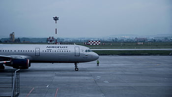 aeroflot, osobní letadlo, letiště asfalt, zatažená obloha, bílé letadlo, Ruské letecké společnosti, Stacionární letadlo, Letištní scéna, Zobrazení asfaltu, komerční letadla, zatažený den