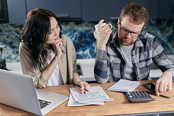 par, Regninger Betaling, finansiel planlægning, økonomisk stress, Brug af bærbar computer, papirarbejde, Husholdningsstyring, indendørs indstilling, ung voksen, diskussion, samarbejde