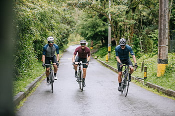 cyklistika, cyklisty, jízdní kola, venkovské silnici, venkovní scénický, svěží zeleň, muži v cyklistickém oblečení, silniční cyklistika, Skupinová cyklistika, Jízda na přírodu