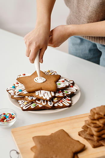 karácsonyi sütik, csillag alakú sütik, cukormáz dekoráció, tejszínhab, ünnepi sütés, ünnepi csemegék, cookie-k díszítése, karácsonyi kezeli, csillag cookie-k, jegesedés csövek, Ünnepi sütik