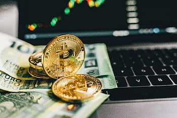 Bitcoin монети, евробанкноти, лаптоп клавиатура, график на запасите, снимка отблизо, Златни монети, хартиени пари, cryptocurrency, финансова технология, цифрова валута, инвестиция