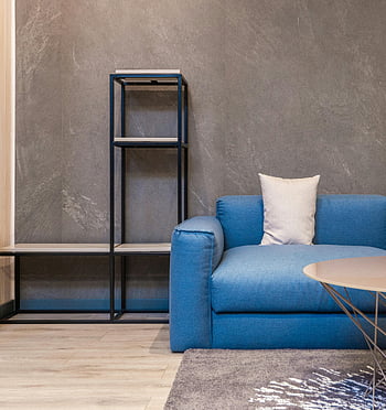 divano accogliente, libreria vuota, appartamento moderno, elegante minimalista, soggiorno, divano blu, moderna unità di scaffalatura, mobili contemporanei, interior design, Home decor, spazio vitale