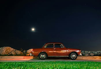 červené klasické kupé, Historické auto, hvězdnou noční oblohu, Měsíční scéna, zaparkované auto, skály, tráva, klasické auto, noční fotografie, venkovní nastavení, Retro vozidlo