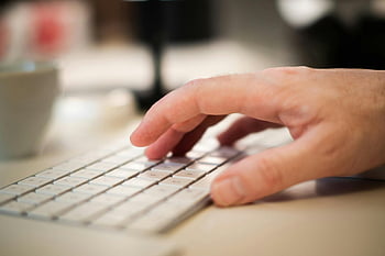 キーボードで入力する、 オフィスワーク、 閉じる、 男タイピング、 ビジネステーマ、 キーボード、 オフィス環境、 手タイピング、 ワークデスク、 プロの環境