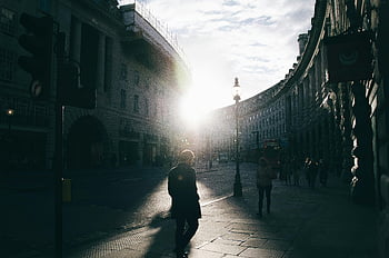 uomo che cammina, passerella, pedoni silhouett, Street Sunlit City, Scene urbana drammatica, paesaggio urbano, fotografia di strada, fotografia urbana, luce del sole, ombre, architettura