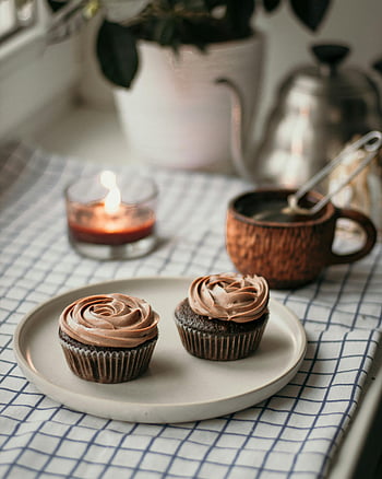 σοκολάτα cupcakes, κρεμώδες πάγωμα, ζεστή εσωτερική ρύθμιση, αναμμένο κερί, πλάκα, γλυκά κεράσματα, φωτογραφία επιδόρπιο, σπίτι ψησίματος, τρόφιμα, ζεστή ατμόσφαιρα, σοκολατένιο κέικ