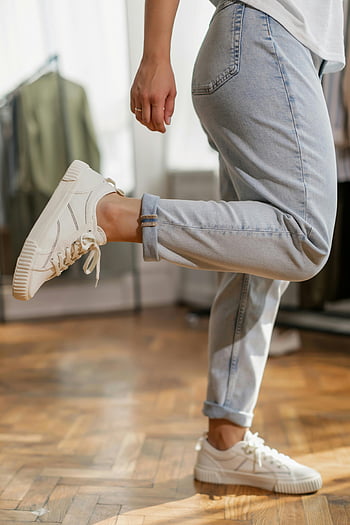 denim-housut, valkoinen lenkkarit, rullatut farkut, vapaa-ajan jalkineet, muotityyli, satunnainen muoti, valkoiset kengät, denim-muoti, tyylikkäät lenkkarit, Rento asu, denim- ja lenkkarit