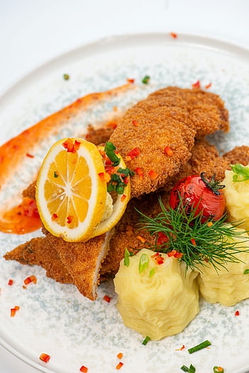 ryby v těstíčku, plátky citronu, bramborová kaše, křupavé obalované ryby, chutné bramborové kaše, zelenina, detailní, Lahodné, deska, fotografování potravin, Prezentace jídla