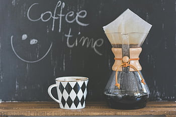 Tempo del caffè, Chemex, caffè appena fatto, tazza modellata, Accogliente scena del caffè, rituali mattutini, tazza di caffè, preparazione del caffè, bevanda al caffè, cultura del caffè, momento del caffè