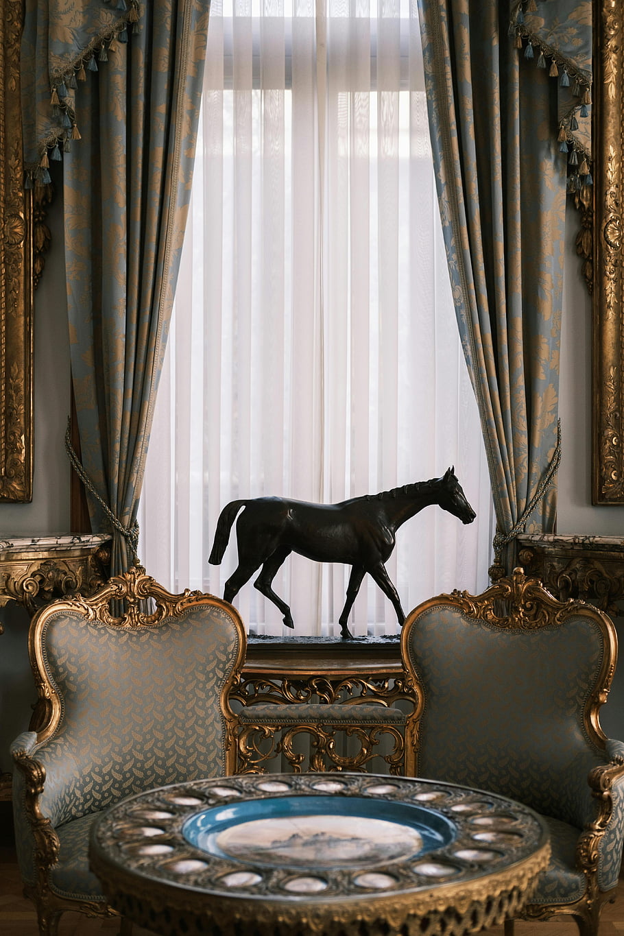 elegantní historický interiér, Luxusní interiér, Ozdobený nábytek, Istanbulská výzdoba, vinobraní nábytek, starožitný výzdoba, ozdobené záclony, Zlaté akcenty, socha koně, Klasický interiér, Opulentní design