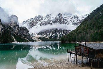 pragser wildsee, Pražské Dolomity, Jižní Tyrolsko, Itálie, zasněžené hory, klidné jezero, trentino-südtirol, horské odraz, alpské scenérie, Dolomity krajina, Pražské jezero