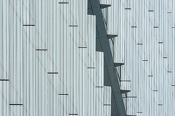 modern homlokzat, egyszerű dizájn, minimalista minta, geometriai kialakítás, absztrakt nézet, modern épület, építészeti részletek, kortárs építészet, tiszta vonalak, városi tervezés, szerkezeti elemek