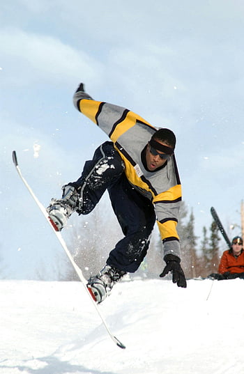 muž lyžování, bílý snowboard, Denní lyžování, skok na lyžích, zimní sporty, venkovní aktivita, Sloupný svah, lyžařské vybavení, lyžařské boty, lyžařské hole, lyžařské oblečení