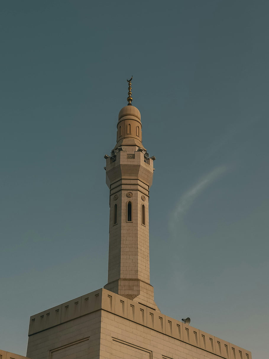 aret, Sayyid Al-Shuhadas Moschee, uhud, Madina, Saudi Arabien, Moschee Turm, architektonische Schönheit, Ruhiger blauer Himmel, auffällige Aussicht, islamische Architektur, Religiöser Wahrzeichen