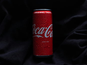 coca-cola může, detailní fotografie, chlazená plechovka, kapky vody, černé pozadí, černá textilie, Originální chuť, soda může, nápoj, občerstvení, jemný nápoj