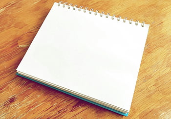 bílý poznámkový blok, hnědý povrch, prázdný spirálový notebook, dřevěný stůl, poznámky, náčrtky, otevřený zápisník, prázdné stránky, studie, pracovního prostoru, kancelářské potřeby