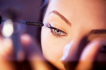 žena nanáší řasenku, aplikace řasenky, oční make-up, Podrobný detail, ženské oko, fotografování krásy, Výukový program pro líčení, zblízka, krása zastřelen, Vylepšení řas, vizážistka