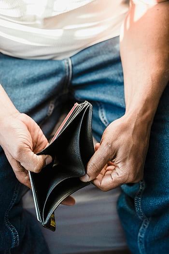 leere Brieftasche, finanzieller Kampf, Ledergeldbörse, Nahansicht, Person Holding, finanzielle Not, Geldprobleme, wirtschaftliche Schwierigkeiten, Brieftaschensymbol, Finanzkrise, Armutsymbol