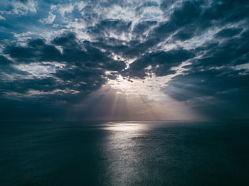 manzara fotoğrafçılığı, bulutlar, okyanus gün batımı, dramatik bulutlar, Güneş ışınları, Sakin deniz manzarası, gün batımı manzarası, okyanus manzarası, doğal manzara, gökyüzü fotoğrafçılığı