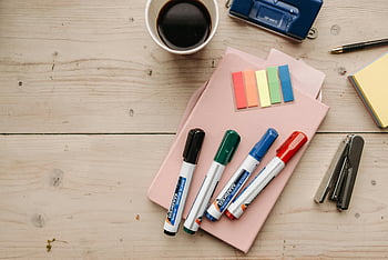 káva, papírnictví, dřevěný povrch, Barevné kancelářské potřeby, pohled shora, markery, samolepící papírky, lavice, sešívačka, pero, notebook