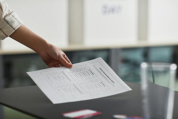 cédula de votação, Mão segurando a votação, símbolo da democracia, direitos civis, votação interna, Cédula de close-up, processo eleitoral, boletim de voto, direitos de voto, processo democrático, participação do eleitor