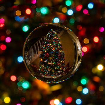 Brad de Crăciun, balerină de sticlă, reflecție ornamentală, lumini festive, decor de vacanță, ornament strălucitor, copac colorat, magia Craciunului, bokeh lumini, sezonul de vacanță, Crăciun ornament