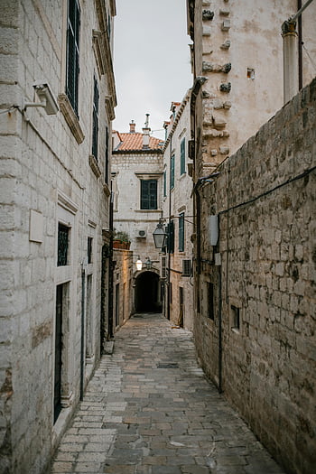 smalle geplaveide straat, Oude armoedige bakstenen gebouwen, Rustige smalle straat, historische Dubrovnik, middeleeuwse architectuur, geplaveide pad, oude gebouwen, smal steegje, historische architectuur, middeleeuwse gebouwen, Dubrovnik straten
