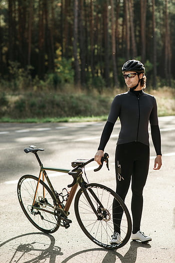 muž drží kolo, silniční kolo, Venkovní stezka, cyklistická témata, Muž s kole, cyklistické vybavení, Venkovní cyklistika, silniční cyklistika, cyklista, cyklistická helma, cyklistický outfit