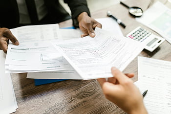 distribuire documenti, Professionisti che scambiano documenti, impostazione dell'ufficio, lavoro d'ufficio, analisi dei dati, Scambio di documenti, incontro d'affari, Scarichi d'ufficio, Interazione professionale, Revisione del documento, ambiente di ufficio