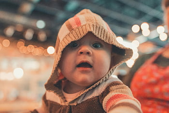 dítě, šokovaná tvář, roztomilé dítě, mikina, zvědavý, uvnitř, bokeh světla, Indoor Baby Photo, dětský výraz, dítě uvnitř