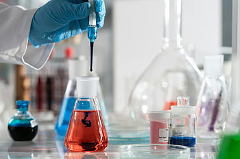 Laboratorní experiment, barevné chemické roztoky, Vědecké sklo, baňka, vědec, detailní záběr, laboratoř, chemické reakce, laboratorní vybavení, výzkum, experiment
