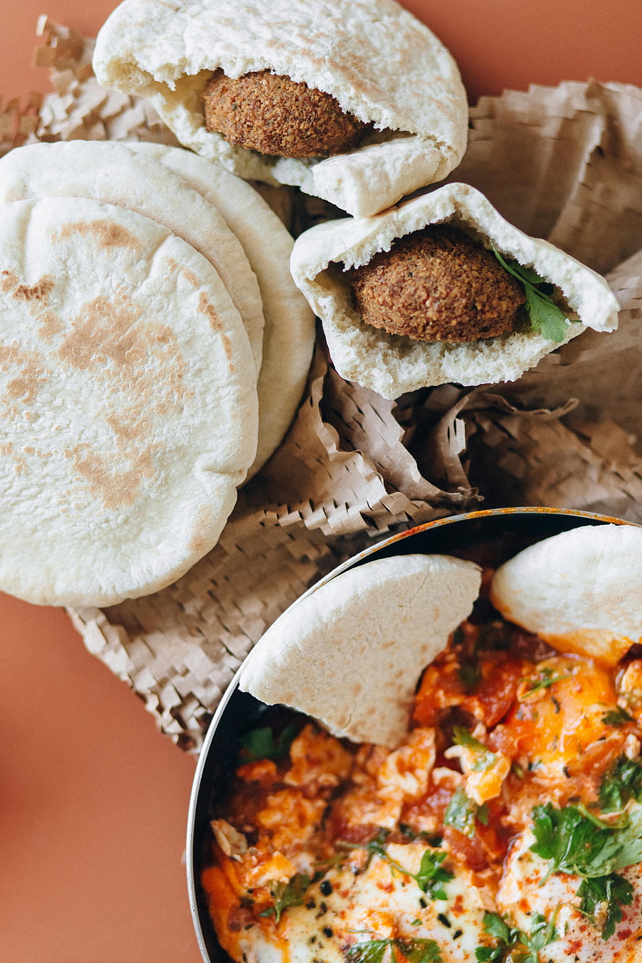 shakshuka, falafel, πίτα ψωμί, αραβική κουζίνα, μεσογειακό φαγητό, ΠΡΩΙΝΟ ΓΕΥΜΑ, μεσημεριανό, φρέσκα υλικά, υγιής, νόστιμο, χορτοφάγος