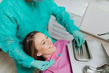 donna che sorride, poltrona odontoiatrica, Strumenti di preparazione del dentista, studio dentistico, procedura dentale, cura del paziente, igiene dentale, trattamento dentale, strumenti dentali, visita dentale, cure odontoiatriche