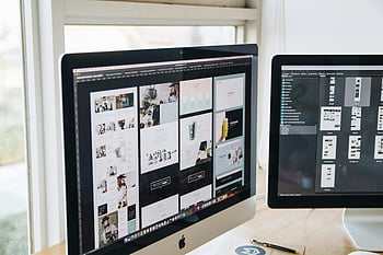 sølv imac, to skærme, Designsoftware, Moderne Office Desk, Tekniske temaer, forretningstemaer, arbejdspladsopsætning, Professionelt design, computer opsætning, kontorteknologi, Produktivitetsværktøjer