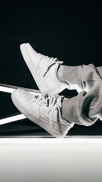 scarpe da ginnastica bianche, fotografia ravvicinata, calzature moderne, Elegante sfondo nero, scarpe bianche, Design da sneaker, fotografia di moda, stile minimalista, Scarpe contemporanee, contrasto bianco e nero, Sneaker eleganti