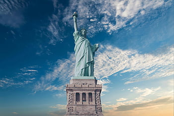 New York, cielo blu vibrante, simbolo della libertà, America, punto di riferimento iconico, isola della libertà, New York City, attrazione turistica, simbolo americano, Statua della libertà