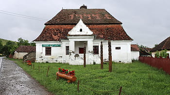 muzeul satului, secolul al 18-lea, conac, Trei Sate, Castelul Dozsa Baratosi, roșu acoperiș, pereti albi, rural, iarbă verde, gard de lemn, flori