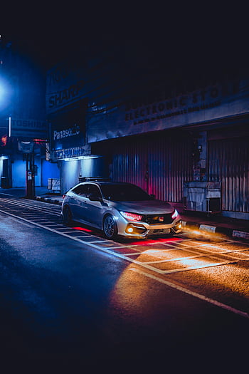 honda auto, ulice v noci, neonová světla, Klidná ulice města, Elegantní stříbrné auto, Osvětlené auto, noční fotografie, městské scény, fotografování automobilů, pouliční fotografie, neonová záře