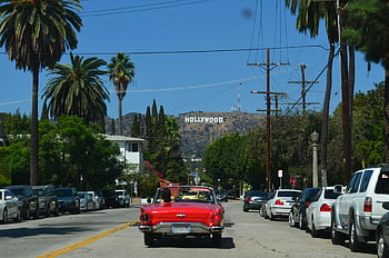 รถสีแดง, ถนนซันนี่, ป้ายฮอลลีวูด, los angeles, แปลงสภาพสีแดง, ฮอลลีวูดที่เป็นสัญลักษณ์, วันที่แดดจ้า, สถานที่เกิดเหตุ, ต้นปาล์ม, รถยนต์ที่จอดอยู่, ภูมิทัศน์เมือง