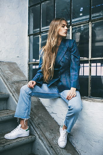 kvinna, vardaglig klädsel, stadsgata, snygg kvinna, blazer, jeans, modernt sätt, köpenhamn, poserar på trappan, vita sneakers, urbana mode