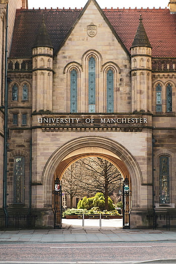 z Manchesteru, historický vstupní oblouk, gotická architektura, Anglie, hnědá betonová budova, vitráže, přijetí na univerzitu, gotický styl, Manchesterská architektura, historické budovy, Univerzitní brána