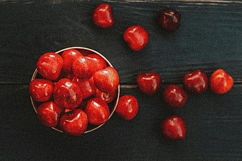 acerola -kirsikat, kypsä acerola, terveellistä acerolaa, tuoreet kirsikat, puinen pöytä, ylhäältä, kulhoon kirsikoita, hajallaan olevat kirsikat, punaiset kirsikat, terveellisiä hedelmiä, tuore hedelmä