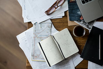 lunettes marron, papier d'imprimante blanc, tasse en céramique blanche, pose à plat, espace de travail, café, Plans, portable, documents, bureau en bois, configuration de bureau