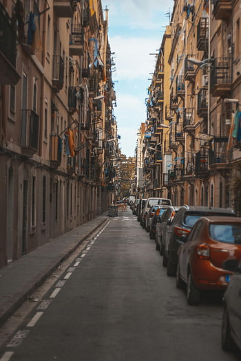 zaparkovaná auta, Úzká městská ulička, historické budovy, denní světlo, ulice, městské scény, zaparkovaných vozidel, budování fasád, Street View, městské prostředí, Scéna denního světla