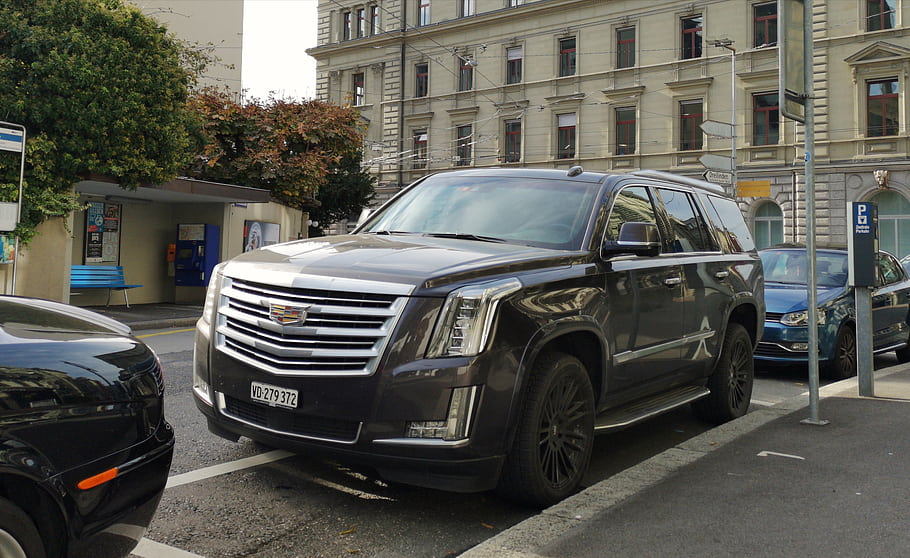 cadillac escalade, Luxusní SUV, zaparkováno, ulice, městském prostředí, černé auto, poznávací značka, panoráma města, budova, stromy, parkoviště