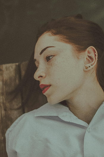 žena profil, Boční pohled na portrét, pihy, náušnice, bílá košile, umělecký portrét, ženská tvář, boční profil, červená rtěnka, umělecká fotografie, ženy s pihami