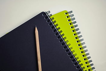 hnědá tužka, černý zápisník, Zelený notebook, Spirály vázané notebooky, Kreativní projekty, detailní fotografie, Nástroje pro psaní, papírnické zboží, kancelářské potřeby, studijní materiály, Umělecké nástroje