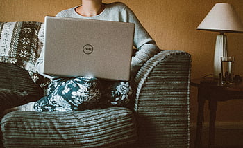 Frau, Dell Laptop, Legere Kleidung, Gemütliches Sofa, drinnen, Arbeiten, entspannend, Innenministerium, Wohnzimmer, Gelegenheitsarbeit, Innenumgebung